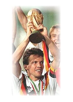 Fußballlegende Lothar Matthäus mit WM-Pokal
